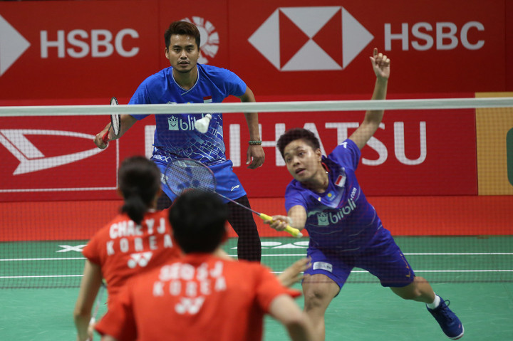 Owi/Apriyani melaju ke babak selanjutnya setelah lawannya Chae Yu Jung mengundurkan diri karena cedera engkel kaki kanan pada game pertama saat kedudukan 6-1 untuk pasangan Indonesia. MI/Ramdani