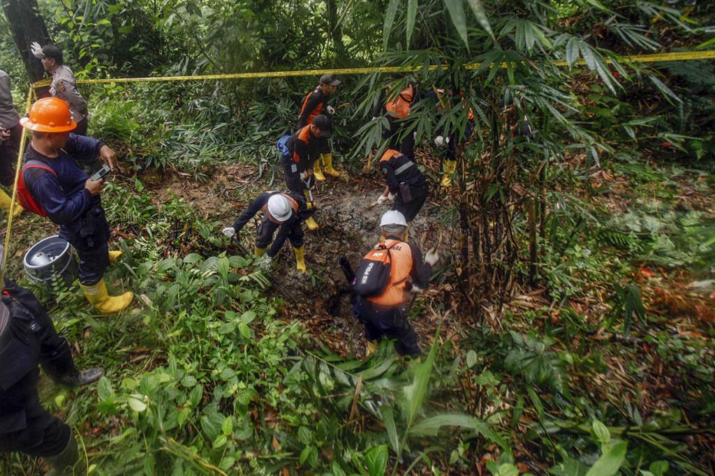 Penutupan puluhan lubang ilegal di area tambang milik PT Aneka Tambang tersebut untuk menertibkan para penambang liar melakukan aksi pencurian emas milik negara, serta sebagai pencegahan bencana longsor akibat penambangan liar. 