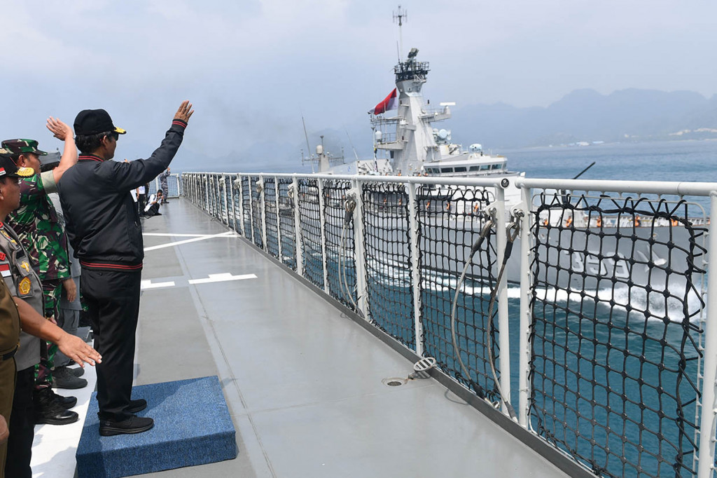 Menkopolhukam Mahfud MD didampingi Pangkogabwilhan I Laksamana Madya Yudo Margono (kiri) melambaikan tangan pada KRI Usman Harun-359 dari geladak heli KRI Semarang-594 saat sailing pass di Laut Natuna, Kepulauan Riau, Rabu, 15 Januari 2020.