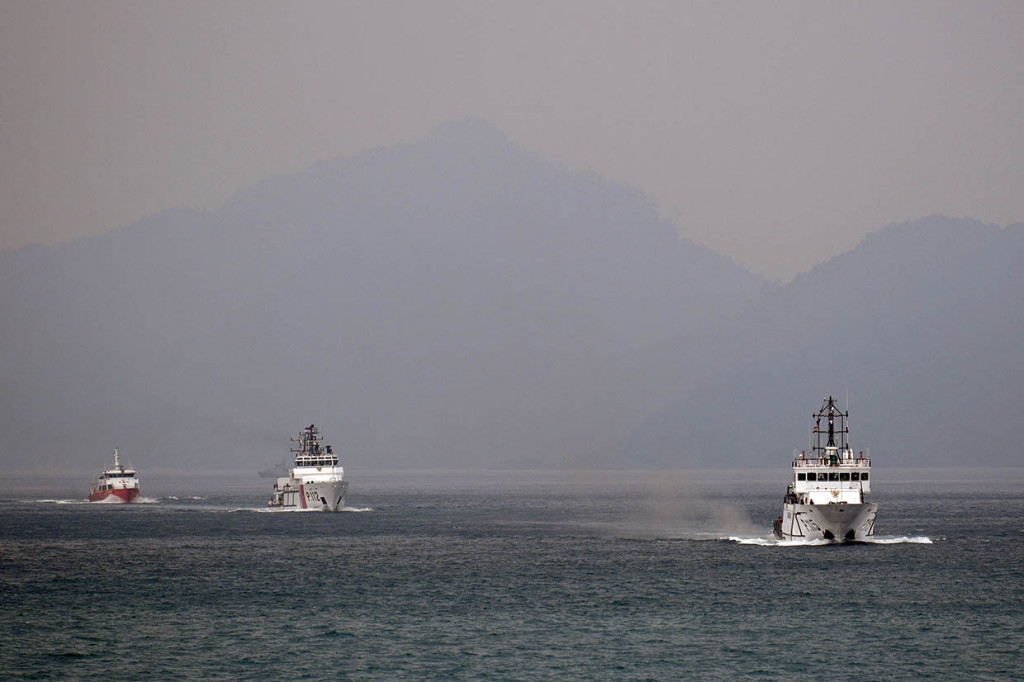 Sejumlah kapal Bakamla mengikuti sailing pass di Laut Natuna, Kepulauan Riau.