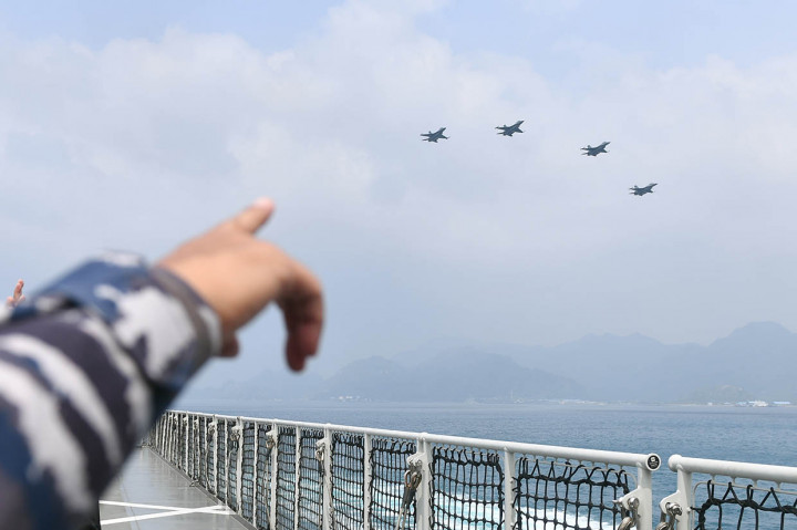 Pada kesempatan tersebut empat pesawat tempur F16 juga melakukan flying pass di atas Laut Natuna.