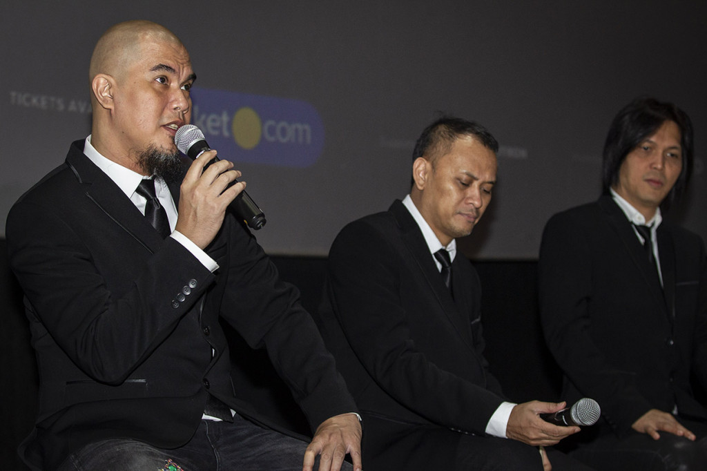 Personel grup musik Dewa 19 Ahmad Dhani (kiri), Andra (tengah) dan Once Mekel (kanan) menjawab pertanyaan wartawan dalam jumpa pers 
