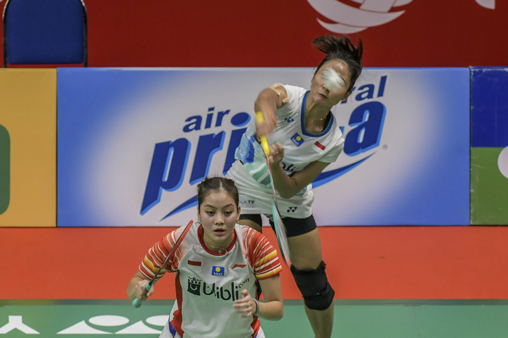 Pebulu tangkis ganda putri Indonesia Ni Ketut Mahadewi Istarani (kanan) disaksikan rekannya Tania Oktaviani Kusumah mengembalikan kok ke arah pebulu tangkis ganda putri Indonesia Siti Fadia Silva Ramadhanti dan Ribka Sugiarto saat pertandingan putaran pertama Daihatsu Indonesia Masters 2020 di Istora Senayan, Jakarta.