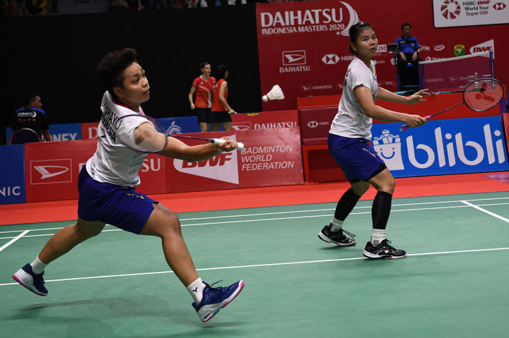 Pebulu tangkis tunggal ganda putri Indonesia Apriyani Rahayu (kiri) disaksikan rekannya, Greysia Polii mengembalikan kok ke arah pebulu tangkis ganda putri China Liu Xuan Xuan dan Xia Yu Ting pada pertandingan babak pertama Daihatsu Indonesia Masters 2020 di Istora Senayan, Jakarta.
