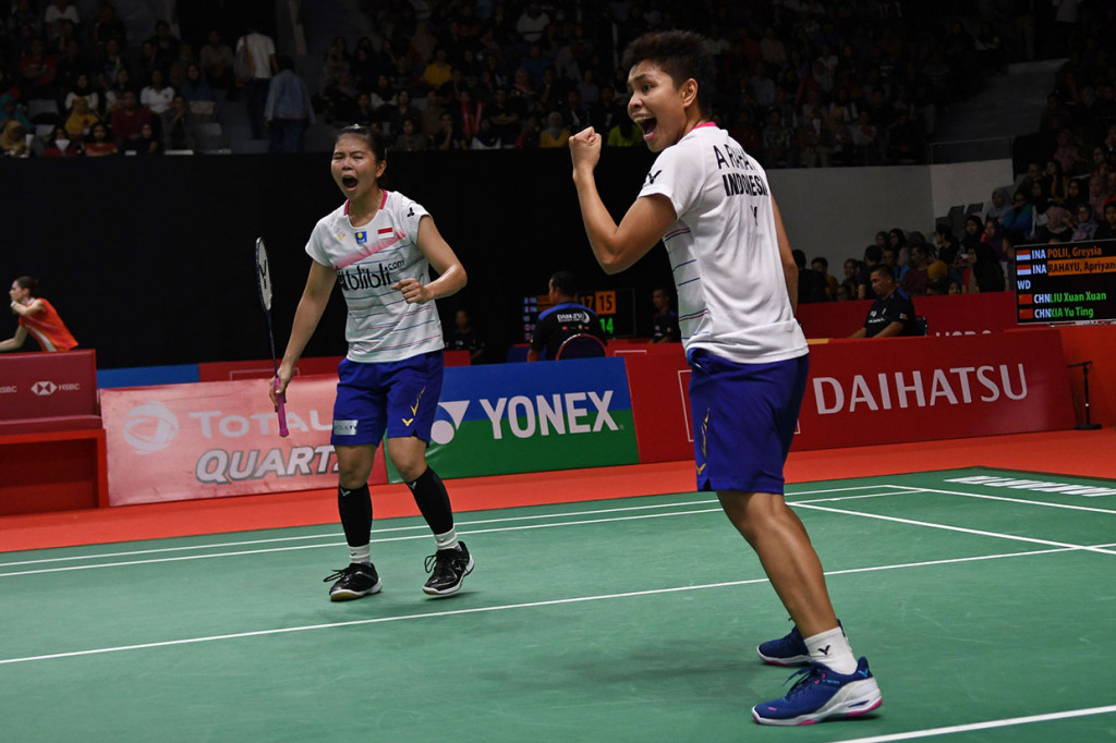 Greysia/Apriyani mengalahkan pasangan Tiongkok, Liu Xuan Xuan/Xia Yu Ting, dengan skor 22-24, 21-17, dan 21-15.