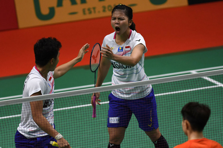 Pebulu tangkis tunggal ganda putri Indonesia Apriyani Rahayu (kiri) dan Greysia Polii berselebrasi saat melawan pebulu tangkis ganda putri China Liu Xuan Xuan dan Xia Yu Ting pada pertandingan babak pertama Daihatsu Indonesia Masters 2020 di Istora Senayan, Jakarta.