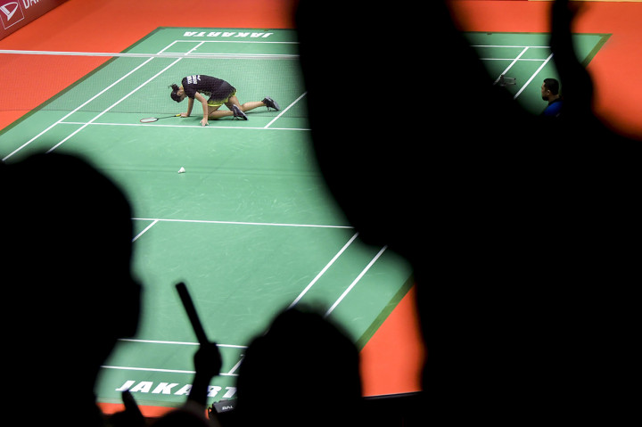 Pebulu tangkis tunggal putri Indonesia Gregoria Mariska Tunjung terjatuh saat melawan pebulu tangkis tunggal putri Japan Akane Yamaguchi saat pertandingan babak pertama Daihatsu Indonesia Masters 2020 di Istora Senayan, Jakarta.