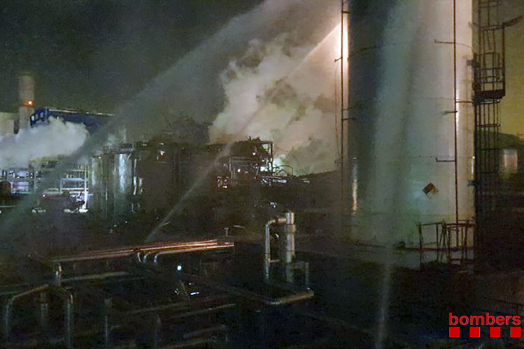 Ratusan petugas pemadam kebakaran berjuang sepanjang malam untuk berusaha memadamkan api yang berkobar sebelum pukul 19.00 (1800 GMT) pada hari Selasa, 14 Januari 2020. Rekaman dramatis saat ledakan menunjukkan bola api besar menerangi cakrawala, menyebabkan tanah bergetar.