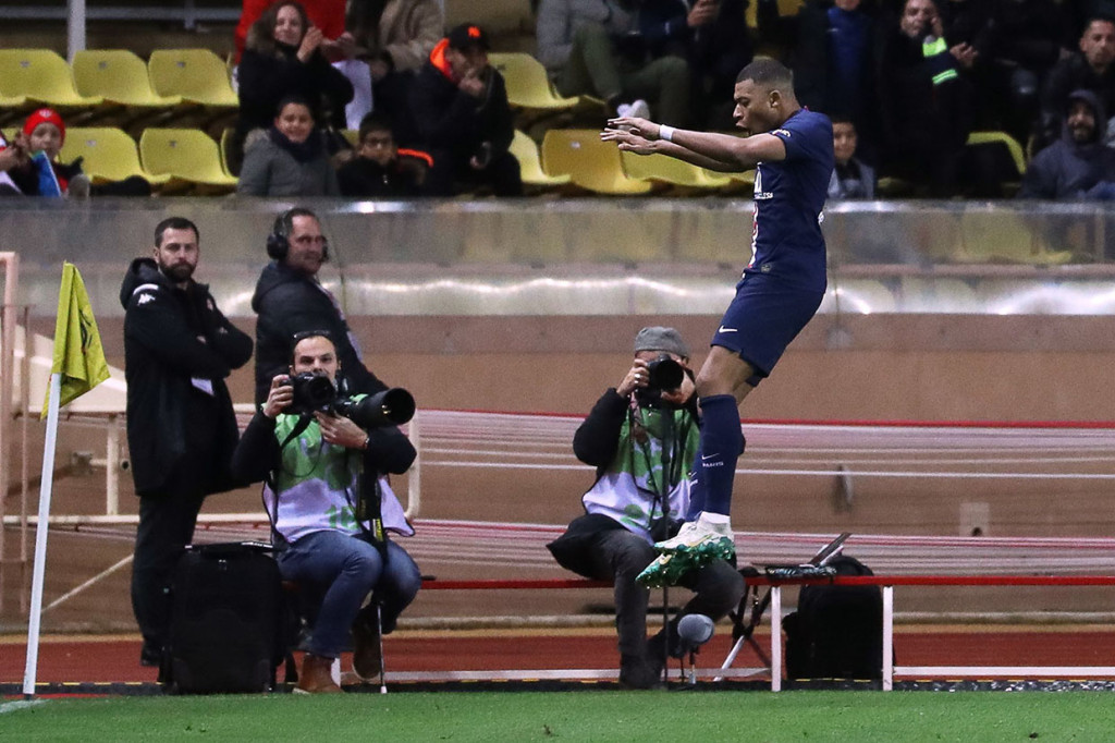 Mbappe kembali mencatatkan namanya di papan skor untuk merestorasi keunggulan PSG menjadi 4-1, menyelesaikan umpan Neymar dalam sebuah serangan balik semenit memasuki 'injury time'. 