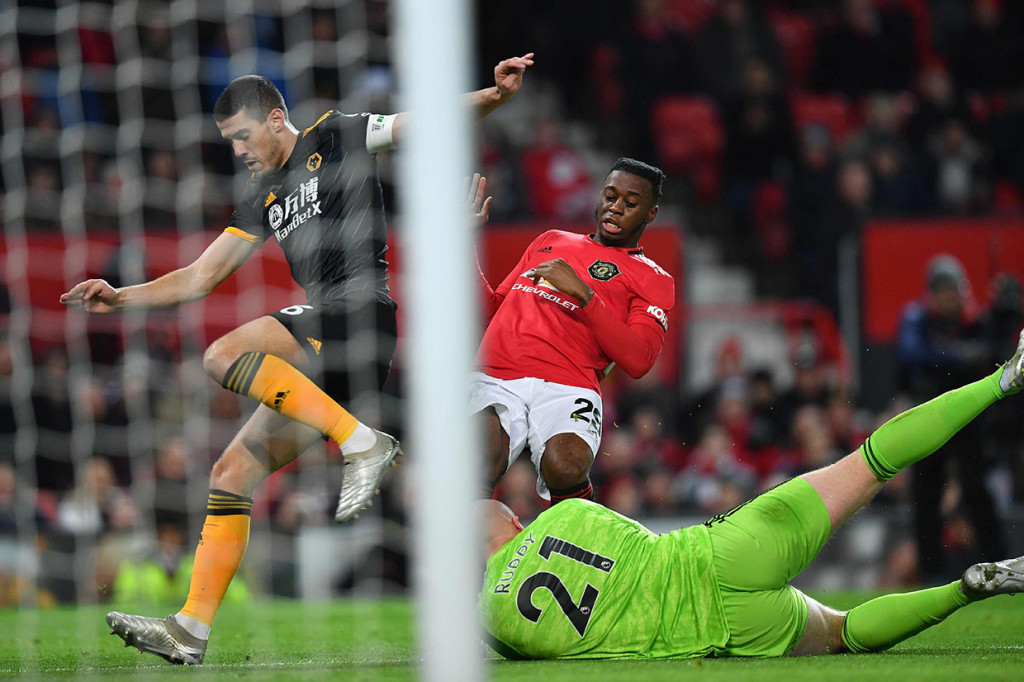 Pada laga ulang putaran ketiga Piala FA di Stadion Old Trafford, kedua kesebelasan bermain terbuka dan saling jual beli serangan.