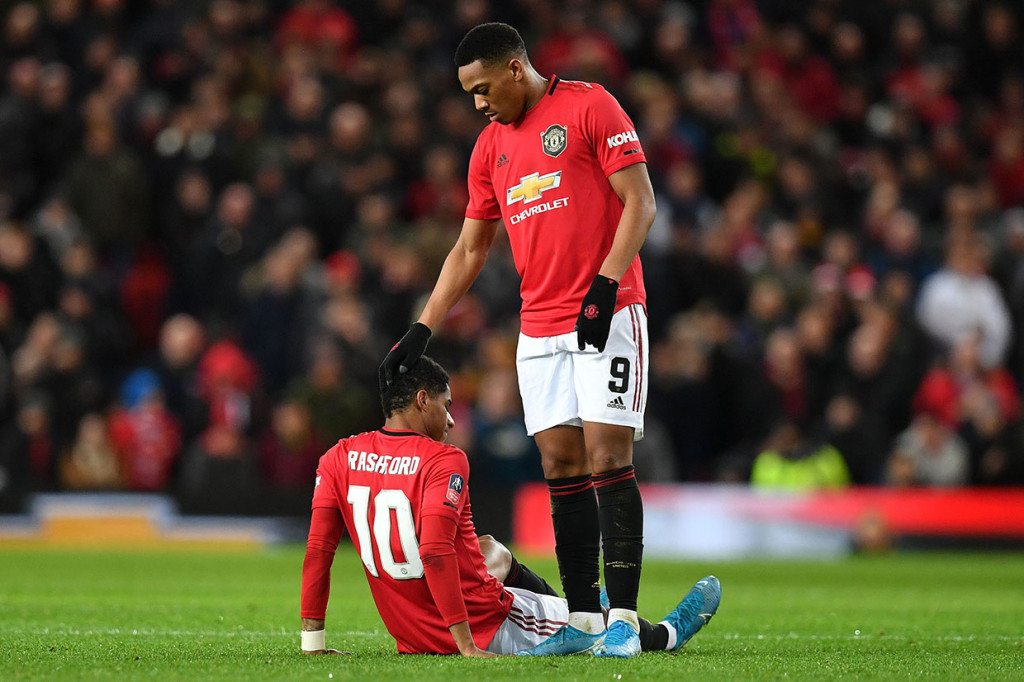 Petaka bagi MU terjadi pada menit ke-76. Marcus Rashford yang masuk pada menit ke-64 menggantikan Daniel James harus tergeletak di lapangan setelah dijegal Matt Doherty.