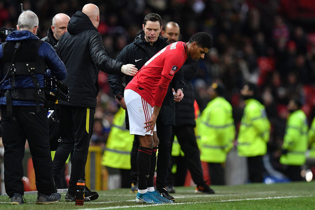 Pemain paling subur MU saat ini tersebut mendapat perawatan cukup lama di tepi lapangan sebelum manajer Ole Gunnar Solskjaer memutuskan untuk menariknya keluar pada menit ke-80 dan digantikan oleh Jesse Lingard.