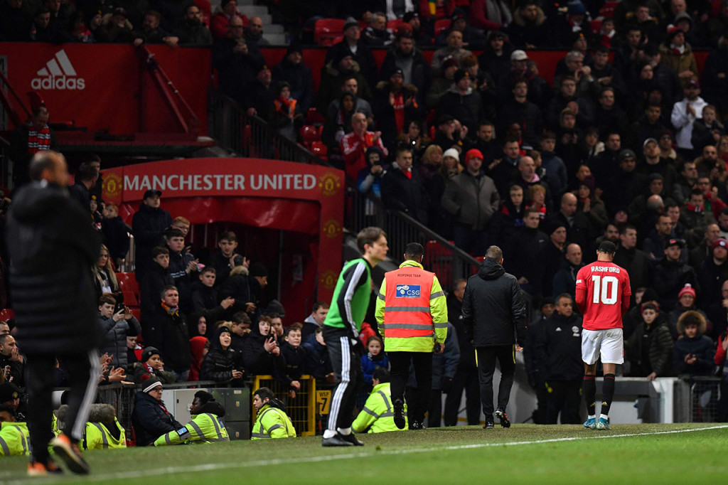 Jika cedera Rashford cukup parah, jelas itu menjadi kerugian besar bagi MU yang akhir pekan ini bakal bertandang ke Anfield menghadapi pemuncak klasemen sementara Liverpool dalam laga lanjutan Liga Inggris.