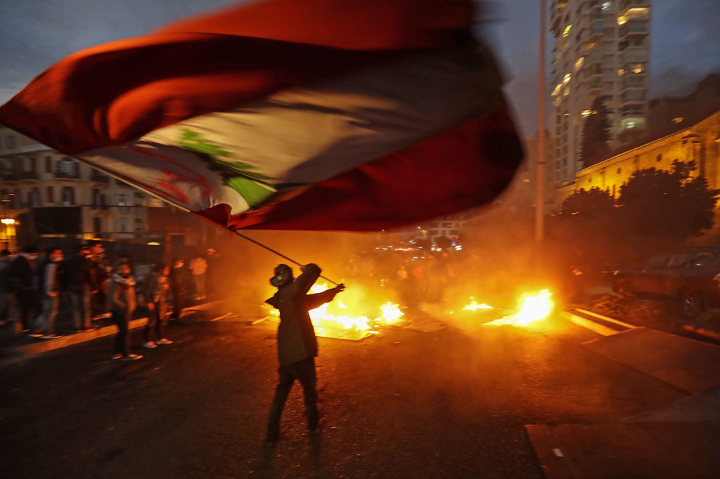 Lebanon diguncang gelombang protes yang sebagian besar berlangsung damai, terhadap elite negara itu hingga memaksa Perdana Menteri Saad al-Hariri mengundurkan diri pada 29 Oktober dan mendorong negara itu lebih dalam ke dalam ke jurang krisis ekonomi.