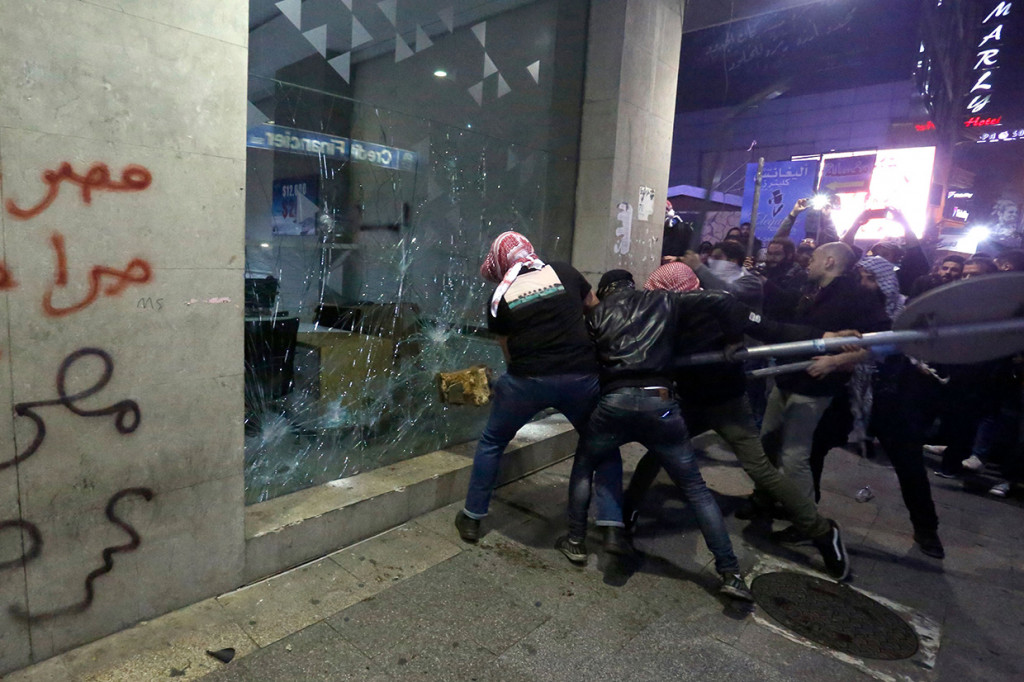 Pada Selasa, 14 Januari 2020 malam, kerusuhan meletus di kawasan Hamra Beirut. Kaca bagian depan gedung-gedung hancur dan batu-batu dilemparkan ke pasukan keamanan, yang kemudian membalas dengan menembakkan gas air mata.