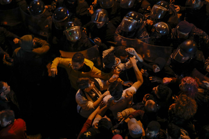 Kerusuhan berlanjut pada Rabu ketika demonstran antipemerintah melemparkan batu dan petasan ke arah pasukan keamanan di luar kantor polisi Beirut, tempat beberapa demonstran ditahan dari malam sebelumnya. Polisi membubarkan protes dengan menggunakan pentungan dan gas air mata.