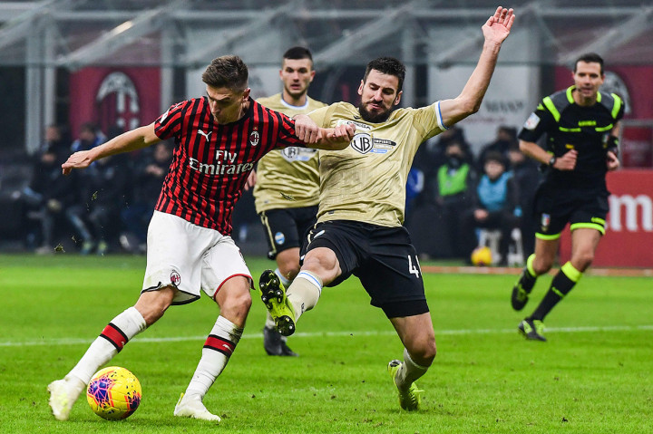 Sejak awal pertandingan, para pemain AC Milan terus menggempur pertahanan SPAL.