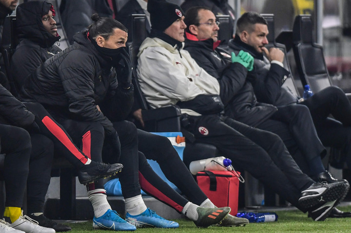 Sementara pemain veteran Zlatan Ibrahimovic melihat rekan-rekannya bekerja keras membombardir pertahanan SPAL dari bangku cadangan.