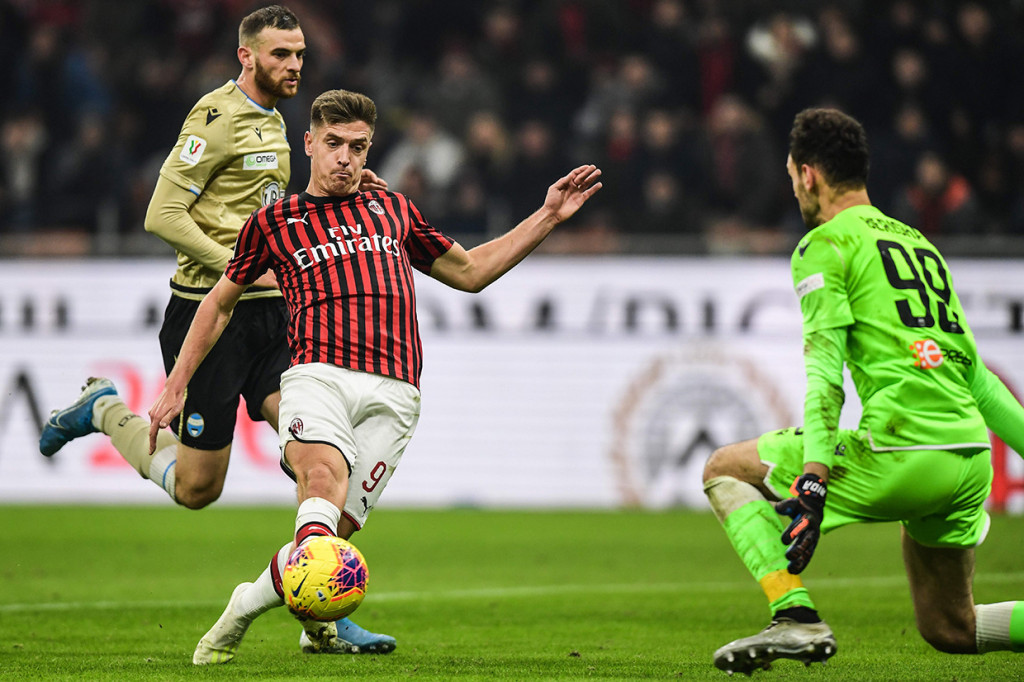 Tuan rumah akhirnya berhasil membuka skor pada menit ke-20. Krzysztof Piatek berlari menyambut umpan Ismael Bennacer kemudian mengecoh kiper SPAL Etrit Berisha untuk membawa Milan unggul 1-0.
