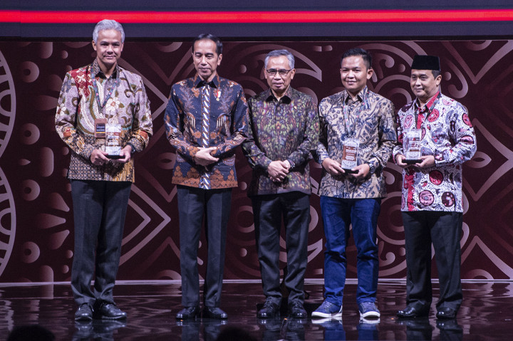 Presiden Joko Widodo (kedua kiri) didampingi Ketua Dewan Komisioner Otoritas Jasa Keuangan (OJK) Wimboh Santoso (tengah) berfoto bersama tiga penerima penghargaan Gubernur Jawa Tengah Ganjar Pranowo (kiri), Ketua Kelompok CV Ben Buana Sejahtera Cecep Beben Mukarom (kedua kanan) dan Pengasuh Pondok Pesantren Darussalam Ciamis Fadlil Munawwar Manshur, dalam Pertemuan Tahunan Industri Jasa Keuangan Tahun 2020 di Jakarta.
