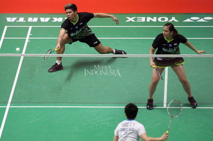 Ganda campuran Indonesia Praveen Jordan/Melati Daeva Oktavianti berusaha mengembalikan kok ke arah ganda campuran China Taipei Lee Yang/Yang Ching Tun pada babak kedua turnamen bulutangkis Daihatsu Indonesia Masters 2020 di Istora Senayan, Jakarta, Kamis, 16 Januari 2020. 