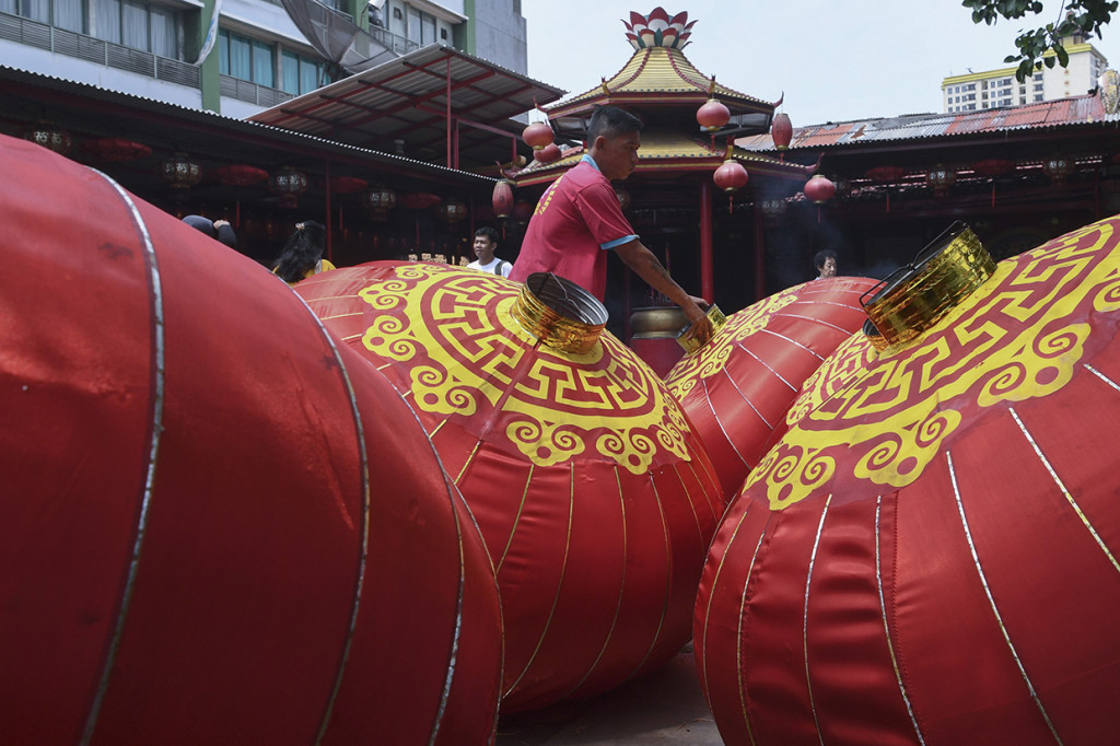 Pengurus Vihara Dharma Bhakti, Petak Sembilan, Jakarta, mulai berbenah untuk menyambut perayaan Tahun Baru Imlek 2571 pada 25 Januari 2020. Mereka mulai membersihkan vihara dan menjemur lampion. ANTARA FOTO/Wahyu Putro A