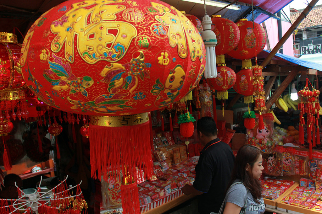 Jelang perayaan Tahun Baru Imlek 2571 kawasan pecinan atau kampung Cina seperti kawasan Pecinan Tangerang, Pasar Lama, Tangerang, dipenuhi dengan penjualan berbagai macam pernak pernik untuk merayakan Imlek. ANTARA FOTO/Muhammad Iqbal