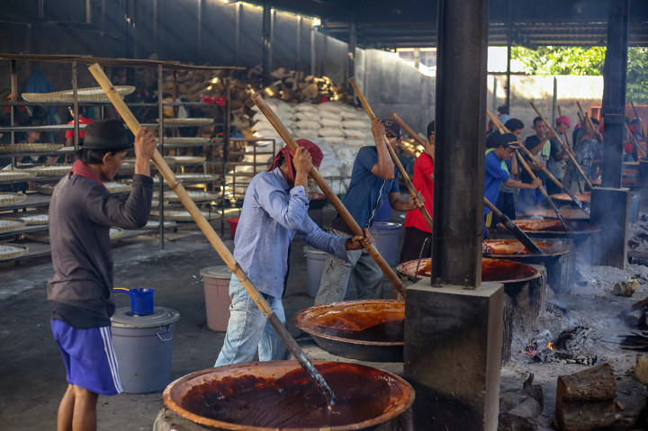 Sementara itu, Hari Raya Imlek identik dengan kuliner dodol. Jelang Imlek, permintaan dodol di rumah produksi Ny Lauw, Neglasari, Kota Tangerang meningkat empat kali lipat dibanding hari sebelumnya. ANTARA FOTO/Fauzan