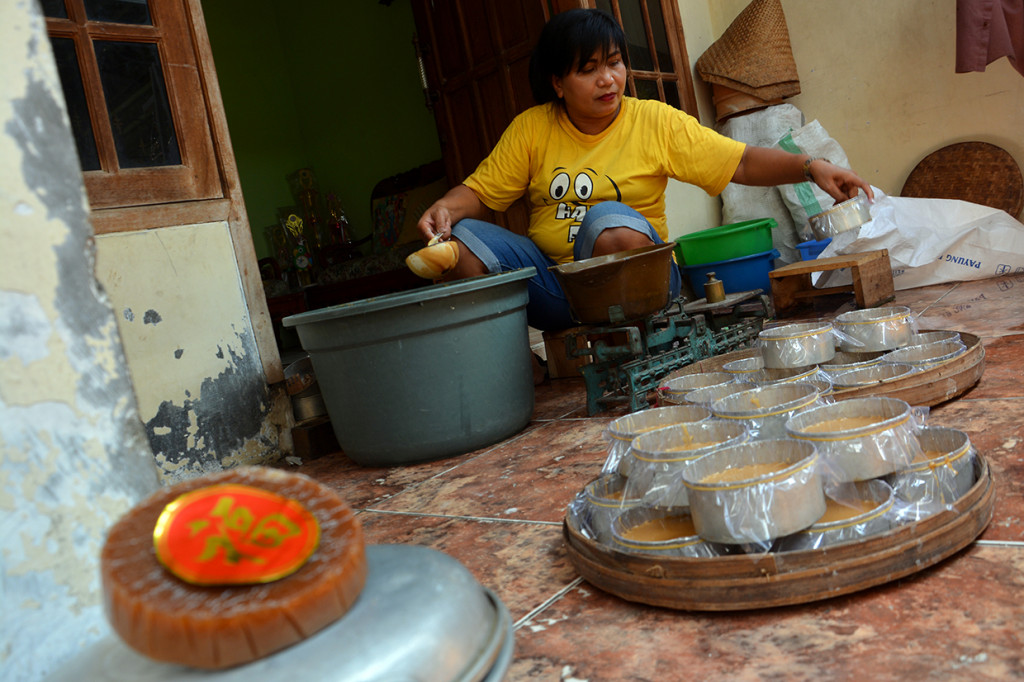 Sementara para perajin kue keranjang di Desa Banjaragung, Puri, Mojokerto, Jatim mulai kebanjiran pesanan menjelang Imlek. Mereka membuat kue keranjang untuk memenuhi pesanan dari warga keturunan Tionghoa. ANTARA FOTO/Syaiful Arif