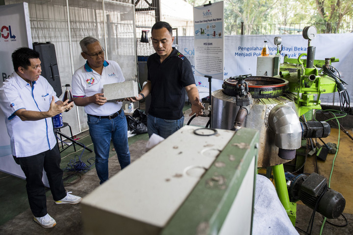 Direktur PT Softex Indonesia Djali Halim (kiri) dan Direktur Chrisdianto Tedjawidjaja (tengah) berbincang dengan Direktur Guna Olah Limbah Archie Satya Nugroho, saat meninjau mesin hidrotermal pengolahan sampah popok bekas pakai di Guna Olah Limbah (GOL) Lab, Kota Baru Parahyangan, Padalarang, Kabupaten Bandung Barat, Jawa Barat.