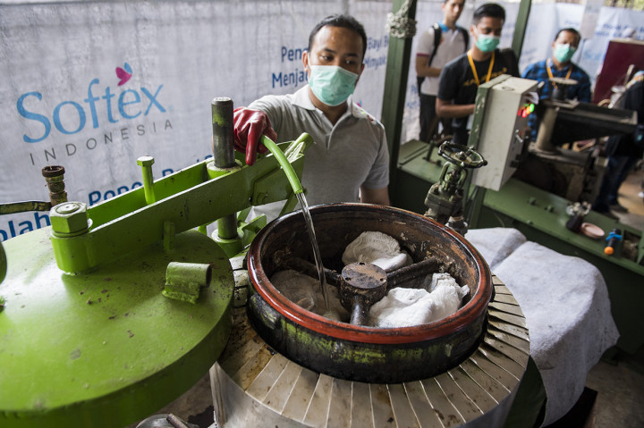 Dengan menggunakan mesin hidrotermal yang ramah lingkungan atau tanpa metode pembakaran, popok bekas tersebut diproses menjadi fiber dan plastik terlebih dahulu. Kemudian, fiber diolah menjadi pokbrick. 