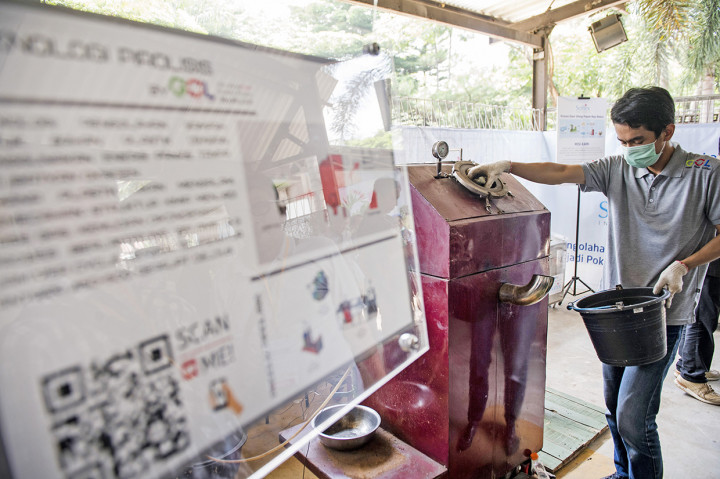 Sedangkan plastik diolah lagi di mesin pyrolysis menjadi minyak bakar. 