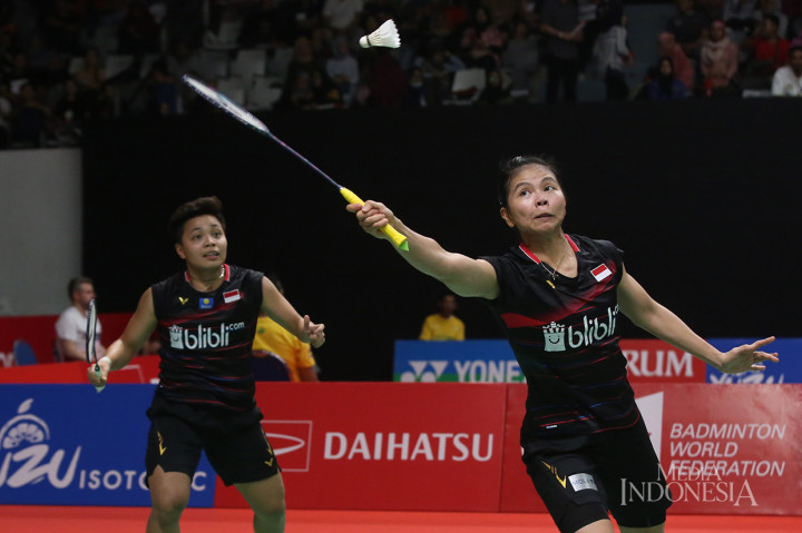 Pebulu tangkis ganda putri Indonesia Greysia Polii/Apriyani Rahayu berusaha mengembalikan kok ke arah pebulu tangkis ganda putri Kanada Rachel Honderich/Kristen Tsai pada babak kedua turnamen bulutangkis Daihatsu Indonesia Masters 2020 di Istora Senayan, Jakarta.
