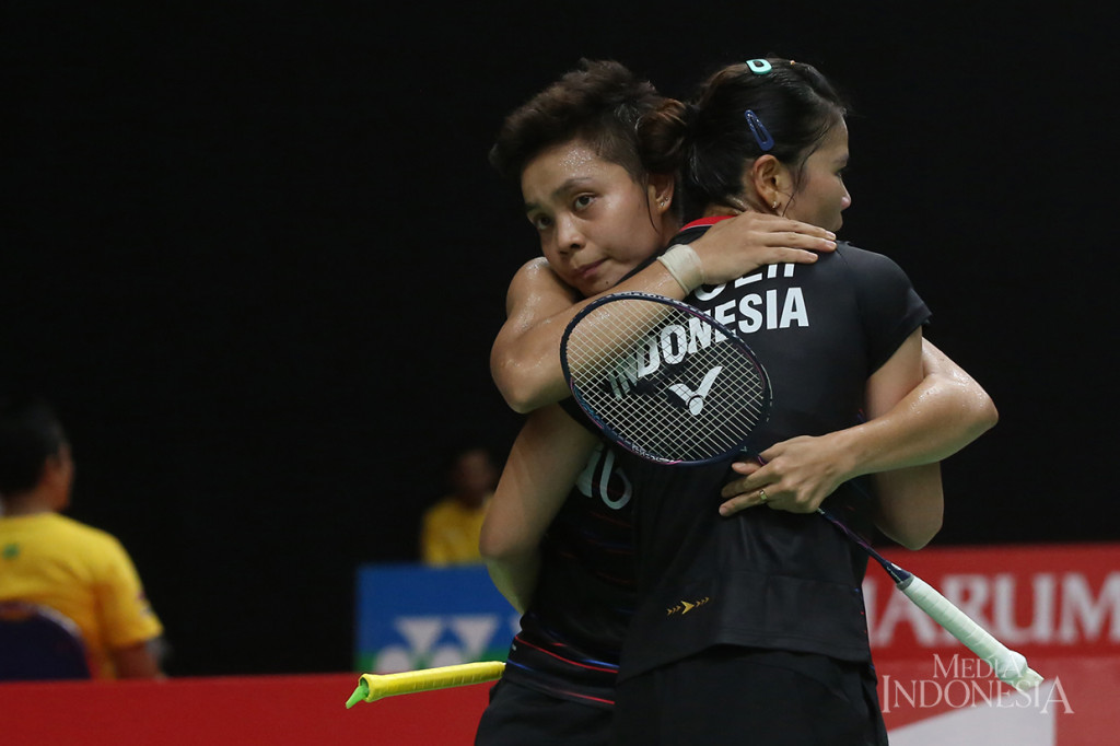 Pebulu tangkis ganda putri Indonesia Greysia Polii/Apriyani Rahayu berpelukan setelah menang melawan pebulu tangkis ganda putri Kanada Rachel Honderich/Kristen Tsai pada babak kedua turnamen bulutangkis Daihatsu Indonesia Masters 2020 di Istora Senayan, Jakarta.
