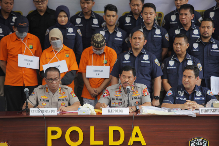 Kapolda Metro Jaya Irjen Pol Nana Sudjana (tengah) didampingi Direskrimum Polda Metro Kombes (Pol) Suyudi Ario Seto (kanan), Kabid Humas Polda Metro Jaya Kombes Pol Yusri Yunus (kiri) memberikan keterangan kepada wartawan saat rilis pengungkapan klinik layanan terapi 