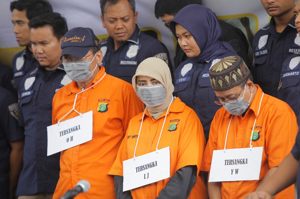 Polisi mengamankan tiga orang yang telah ditetapkan sebagai tersangka, yakni YW (46) selaku manajer klinik, LJ (47) selaku manajer pemasaran dan dr OH selaku dokter umum di klikik sel punca tak berizin (ilegal) di kawasan Kemang, Jakarta Selatan. 