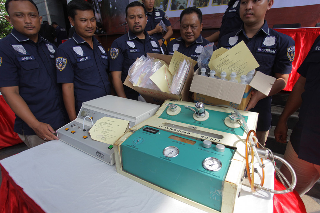 Polisi menunjukkan barang bukti kasus terapi 
