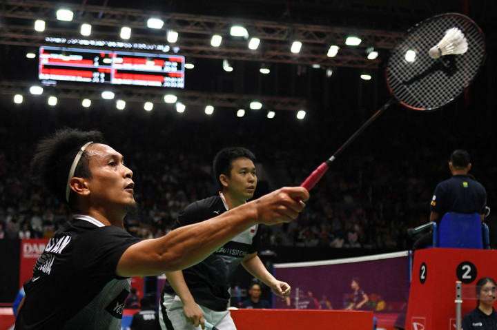 Pebulu tangkis ganda putra Indonesia Mohammad Ahsan (kiri) dan rekannya Hendra Setiawan mengembalikan kok ke arah lawannya asal China Taipei Lu Ching Yao dan Yang Po Han dalam pertandingan babak 16 besar Daihatsu Indonesia Masters 2020 di Istora Senayan, Jakarta.