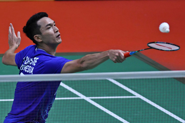 Pebulu tangkis tunggal putra Indonesia Jonatan Christie mengembalikan kok ke arah lawannya asal Taiwan Wang Tzu Wei dalam pertandingan babak 16 besar Daihatsu Indonesia Masters 2020 di Istora Senayan, Jakarta.