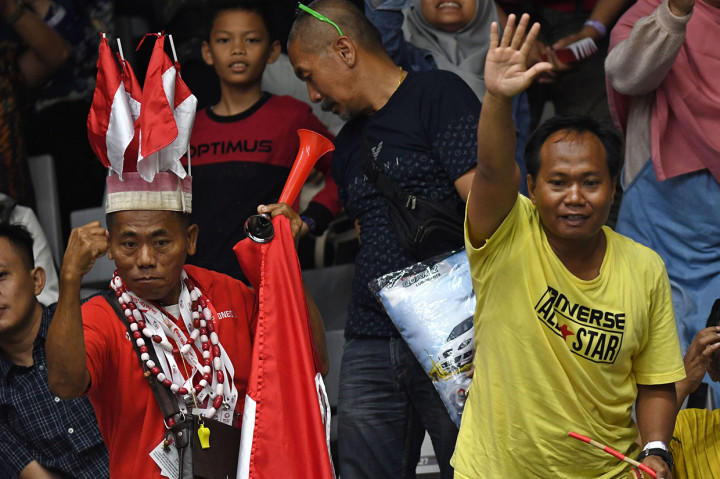 Sejumlah suporter Indonesia bersorak saat mendukung pebulu tangkis tunggal putra Jonatan Christie dalam pertandingan babak 16 besar Daihatsu Indonesia Masters 2020 di Istora Senayan, Jakarta. Banyaknya atlet peringkat atas BWF (Federasi Bulu Tangkis Dunia) yang ikut menjadi daya tarik penonton untuk hadir menyaksikan turnamen itu. 