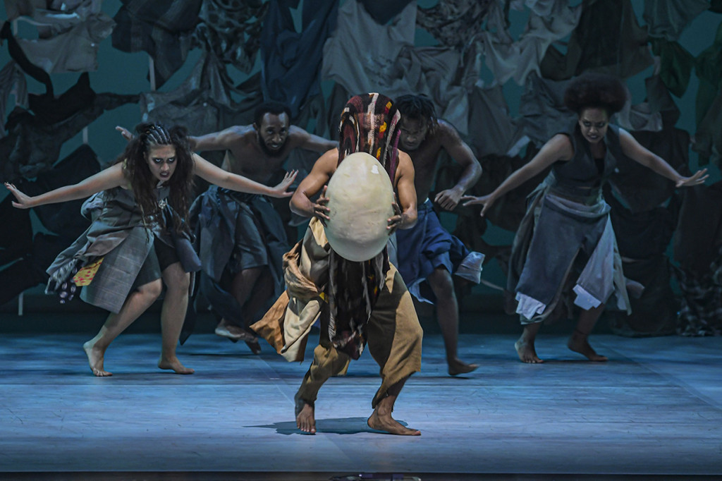 Penari menampilkan tarian pada pementasan Planet Sebuah Lament di Teater Jakarta, TIM, Jakarta, Kamis, 16 Januari 2020. 