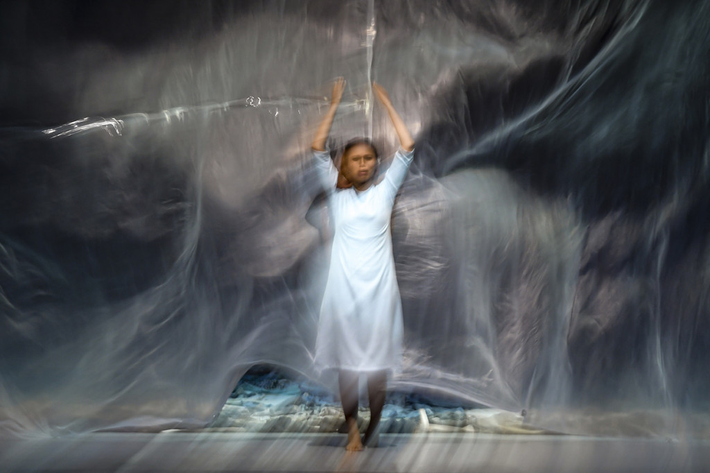 Pementasan Karya Garin Nugroho tersebut menyuarakan pesan perdamaian dan mengajak kita melihat alam yang semakin rentan oleh perusakan.