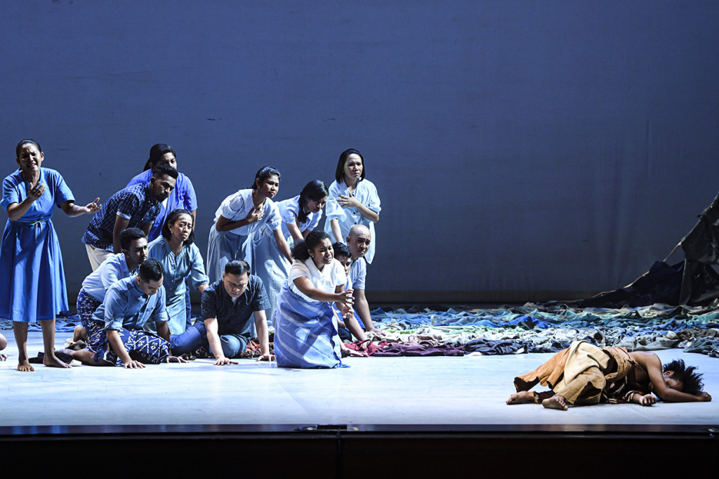 Garin mengatakan, sebagai konsep visual, pertunjukan ini akan berkolaborasi dengan perupa dari Jogjakarta, Samuel Indratma dan dinarasikan lewat paduan suara serta nyanyian ratapan yang menjadi kekuatan utama sebagai narasi maupun ekspresi.