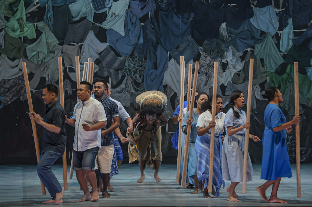 Pertunjukan ini juga mengandung unsur dari Indonesia Timur (Melanesia). Garin selaku sutradara juga mengkombinasikan elemen pergerakan tubuh dari tradisi Nusa Tenggara Timur hingga Papua dengan gerak tablo dan tubuh kontemporer yang dikoreografi Ontiel Tasman dan Boogie Papeda.