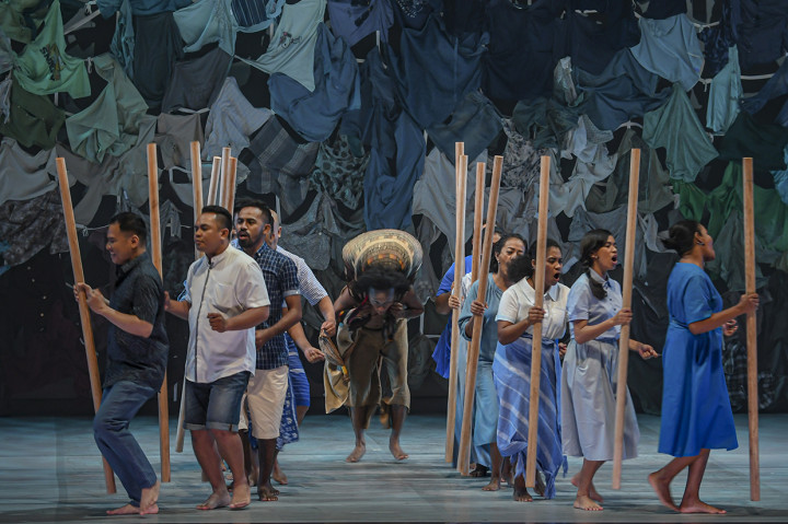 Pertunjukan ini juga mengandung unsur dari Indonesia Timur (Melanesia). Garin selaku sutradara juga mengkombinasikan elemen pergerakan tubuh dari tradisi Nusa Tenggara Timur hingga Papua dengan gerak tablo dan tubuh kontemporer yang dikoreografi Ontiel Tasman dan Boogie Papeda.