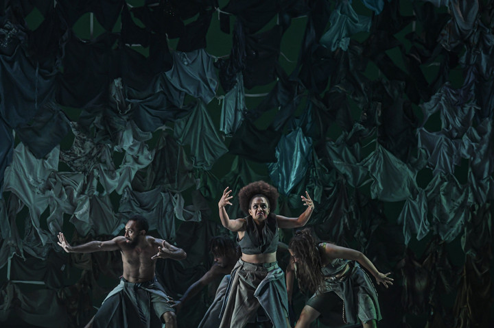 Gerakan ritmik dari penari ini juga akan diiringi musik yang digarap oleh tiga komposer muda, seperti Septina Layan, Taufik Adam dan Nursalim Yadi Anugerah. Pertunjukan juga dihidupkan dengan iringan Mazmur Chorale Choir asal Kupang yang pernah menjuarai World Choir Games pada 2014 lalu di Latvia.
