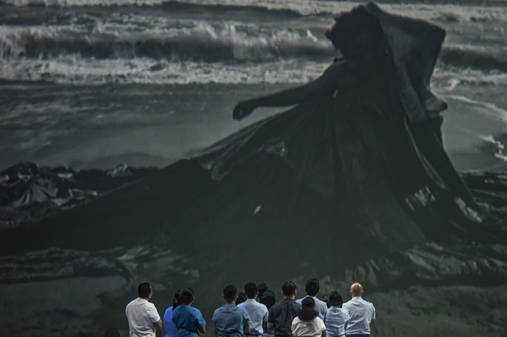 Pertunjukan ini akan diselenggarakan di Teater Jakarta, Taman Ismail Marzuki, pada 17-18 Januari 2020. Harga tiket terbagi atas empat tingkat, yaitu; Bronze Rp250 ribu, Silver Rp450 ribu, Gold Rp700 ribu dan Platinum Rp1 juta.