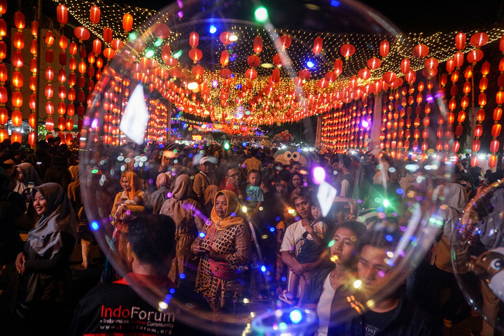 Panitia Imlek Solo memasang ribuan lampion di kawasan Pasar Gede untuk memeriahkan Tahun Baru Imlek, sekaligus menjadi daya tarik wisatawan berkunjung ke Kota Solo. 