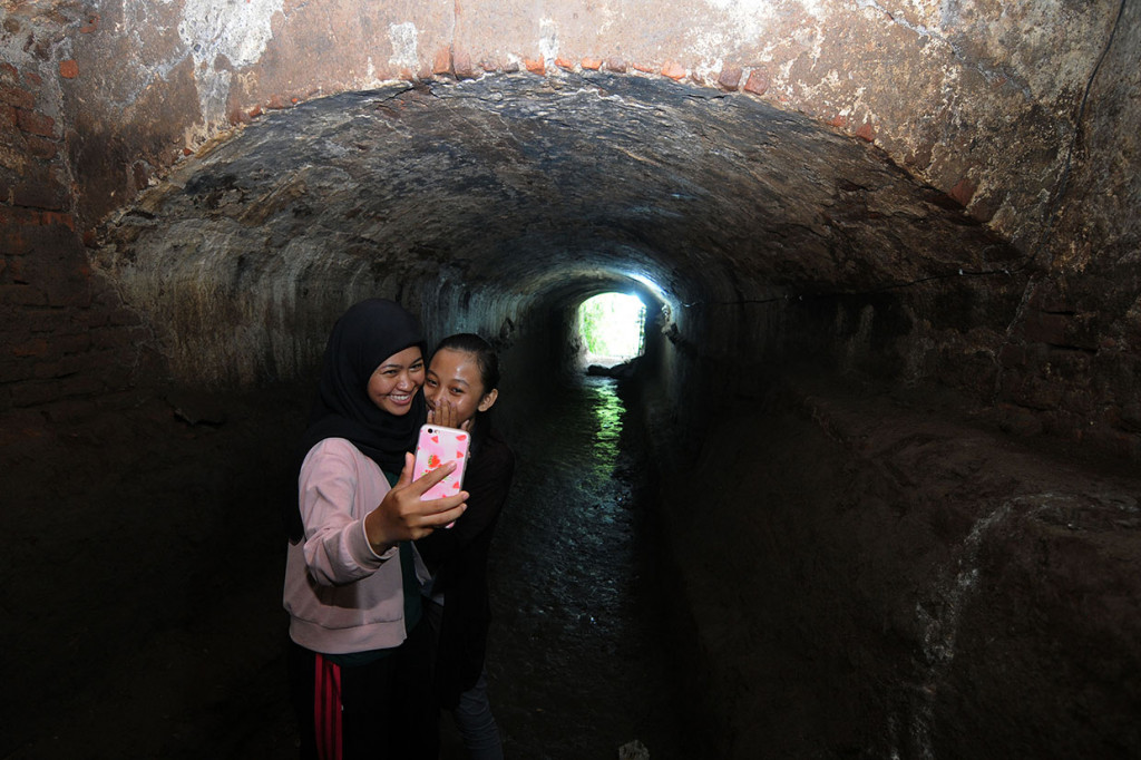 Warga berswafoto di dalam area terowongan bawah tanah di Cokro, Tulung, Klaten, Jawa Tengah, Kamis, 16 Januari 2020.