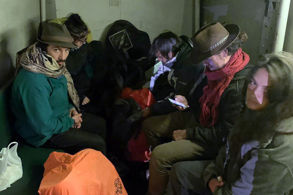 Petugas Imigrasi Peru mendeportasi lima turis yang dituduh merusak situs ikon Peru, Machu Picchu. Imigrasi Peru mengatakan bahwa para turis - dua orang Brasil, satu dari Arentina, satu Chili, dan serang wanita Prancis - telah diberikan hukuman maksimum dengan pengusiran dan larangan masuk untuk jangka waktu 15 tahun.